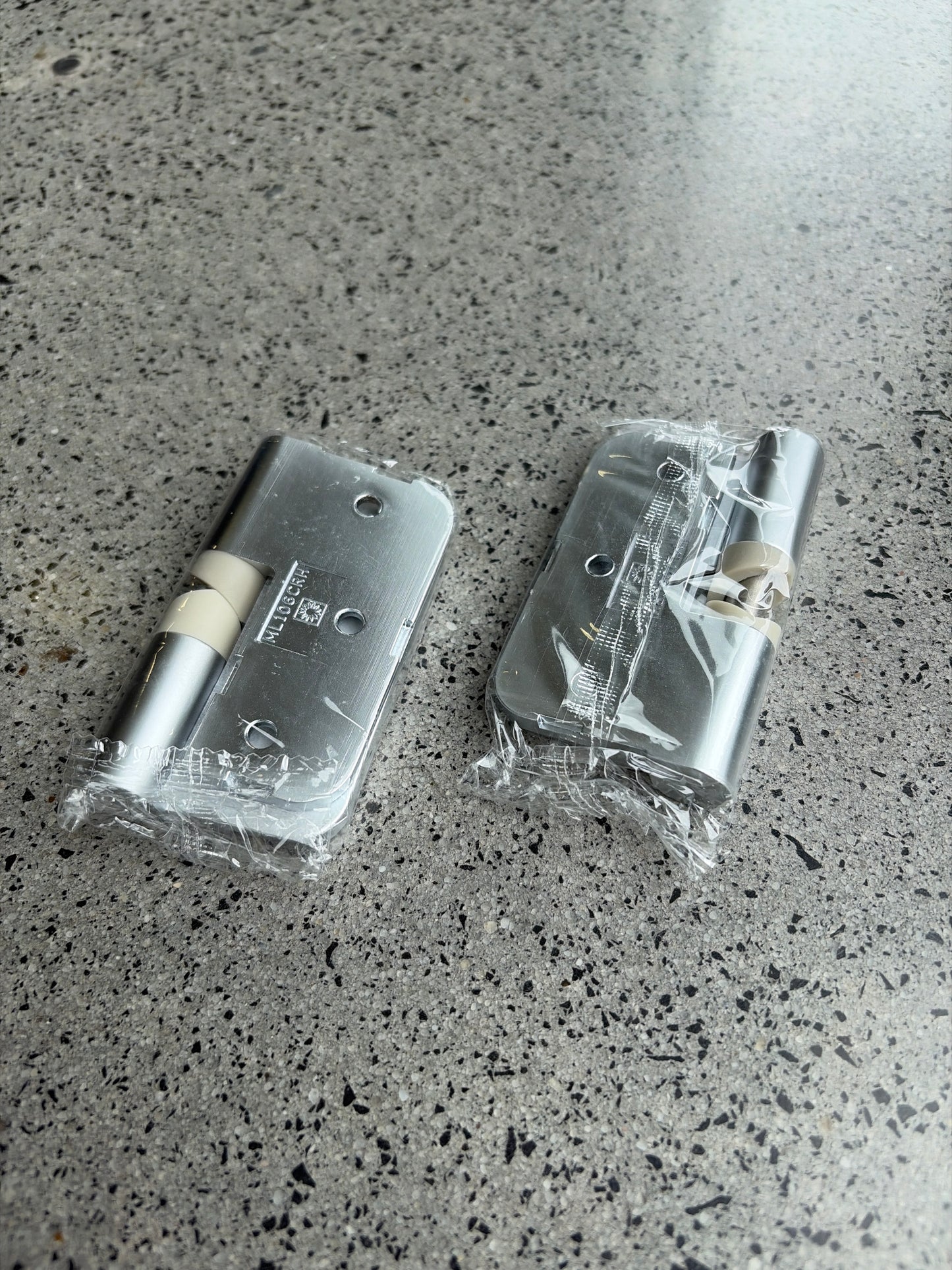 Shower Door Hinge (13mm RH Hold Closed)